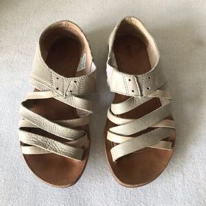Light grey strappy leather Sorel Lake shoes 6.5